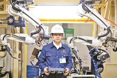孙志强和他的工业机器人“军团”。